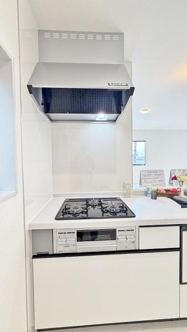 《システムキッチン・レンジフード》 ■カフェのようなスリムレンジフード。清潔感あるシルバーで、キッチンをモダンに演出します。