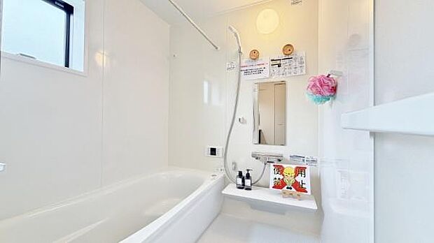 《浴室》 バスルームは一日の疲れを癒す居心地の良い空間です。