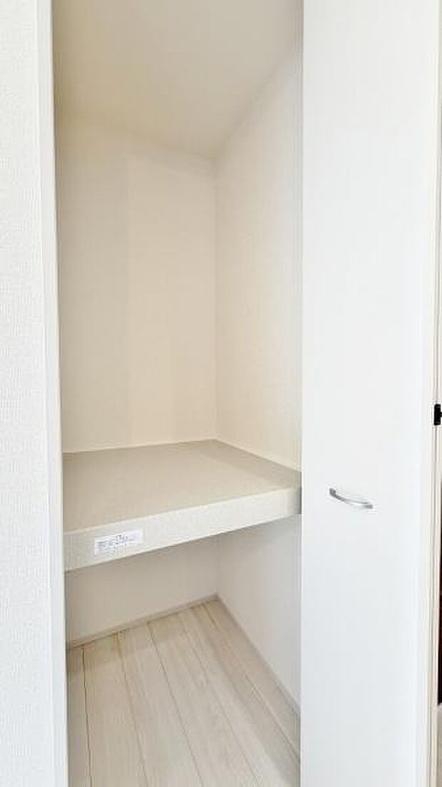《収納》 ■室内をいつもすっきり保てる、収納力のあるクローゼット。ハンガーパイプと棚板で衣類の整理整頓がしやすく、日々の暮らしをスマートにサポート。