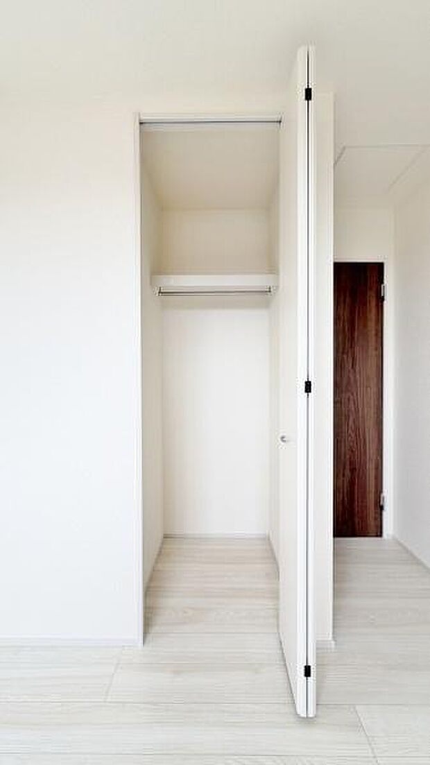 《収納》 ■室内をいつもすっきり保てる、収納力のあるクローゼット。ハンガーパイプと棚板で衣類の整理整頓がしやすく、日々の暮らしをスマートにサポート。