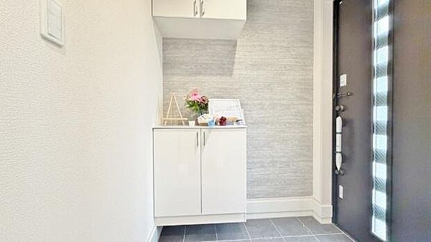 《玄関》　■シューズボックス付きで玄関もスッキリ。