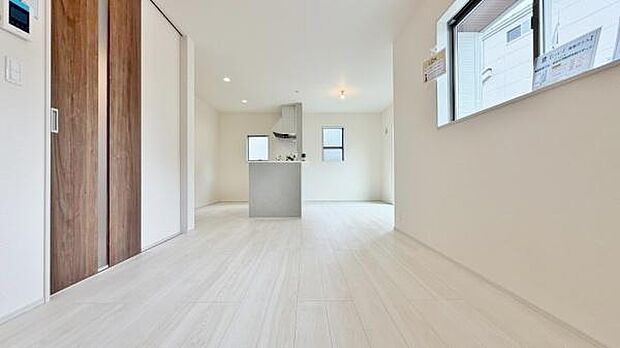 《リビングダイニング》　■大画面ＴＶも余裕、インテリアプランが考えやすいワイドなリビング。家族がしぜんに集まる広さ、お子様が思わず走り出す大空間。