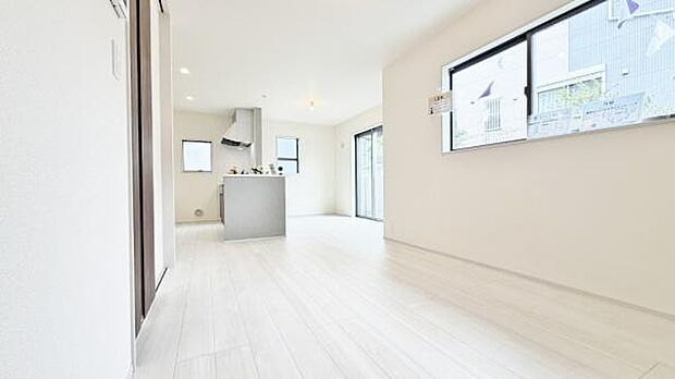 《リビングダイニング》　■開放的で広いリビング。のびのびとくつろげるリビングは、家族のコミュニケーションの場として、みんなが集まる場所に。