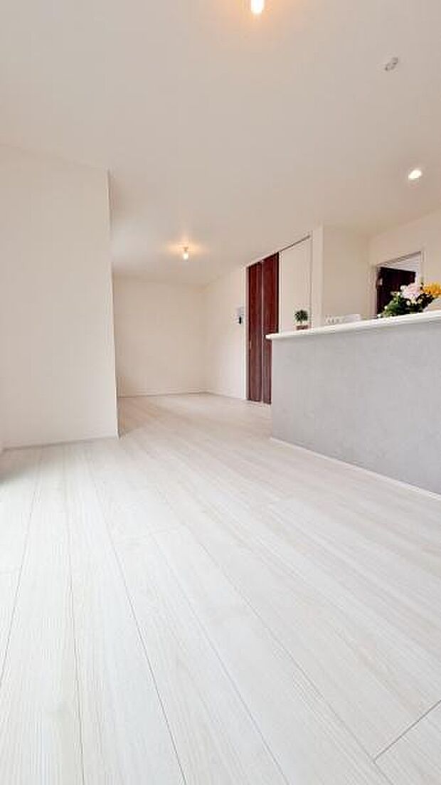 《リビングダイニング》　■家族が自然と集まって、思い思いにくつろぎ、遊び、語らう、やすらぎの空間。