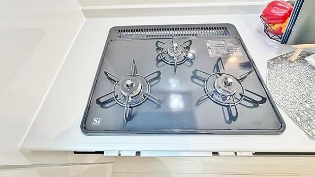 《三口ガスコンロ》 ■3つの炎が奏でる、心地よい暮らし。ビルトインガスコンロとグリルで、本格的な料理も思いのまま。明るく広々としたキッチンで、新しい日常を。