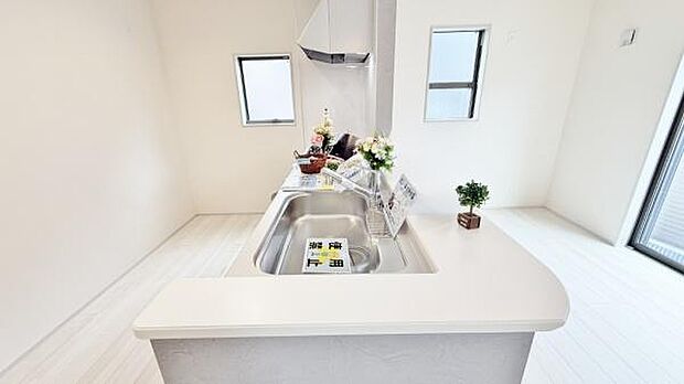 《キッチン》　■お手入れしやすくきれいなキッチン。お料理の始めから後片付けまで楽しい時間になりそうです。