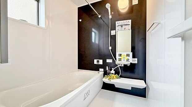 《浴室》　バスルームは一日の疲れを癒す居心地の良い空間です。