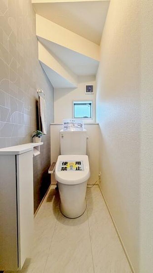 《トイレ》　■窓のあるトイレは明るい空間で清潔感があります。