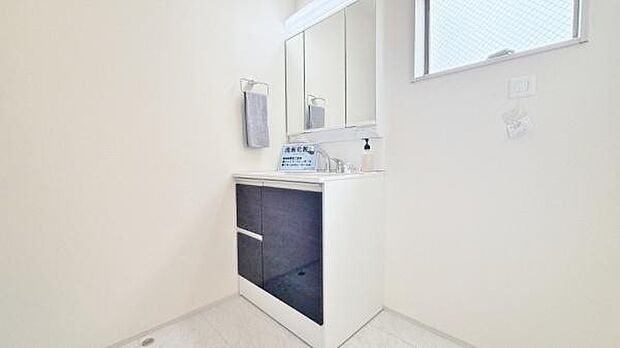 《洗面化粧台》■洗練されたデザインのおしゃれな洗面化粧台。広々とした空間が、贅沢なひとときを演出します。快適さと美しさを兼ね備えた洗面所