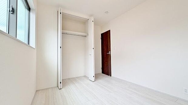 《洋室》　■収納もしっかりとれていて、陽当たりも良く明るい居室。