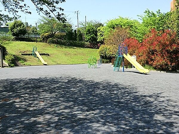 山王森公園まで160m、子どもたちが元気に走り回れる、ちょうど良い広さの公園。ブランコ・滑り台などの遊具があります。