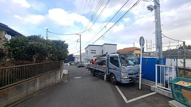 《前面道路》 ■落ち着いた住環境です。