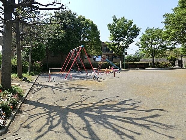 上白根長坂第三公園まで395m、テニスや野球、バスケットなどができる公園。家族、友人で遊んだり散歩を楽しんだり利用されています。