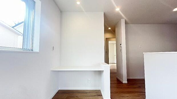 《リビングダイニング》　■豊かな光が照らすこの場所は、たわいもない会話を楽しみ、ゆったりとした時間を過ごす場所。家族の日常が刻まれる大切な空間です。自然光に溢れるこの空間はリフレッシュにピッタリです。