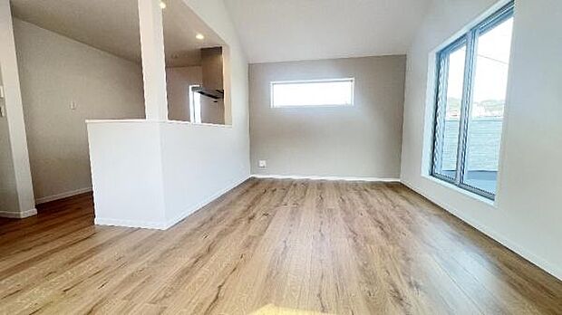 《リビングダイニング》　■明るく開放的なリビング。