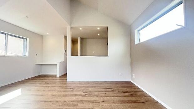 《リビングダイニング》　■家族が自然と集まって、思い思いにくつろぎ、遊び、語らう、やすらぎの空間。