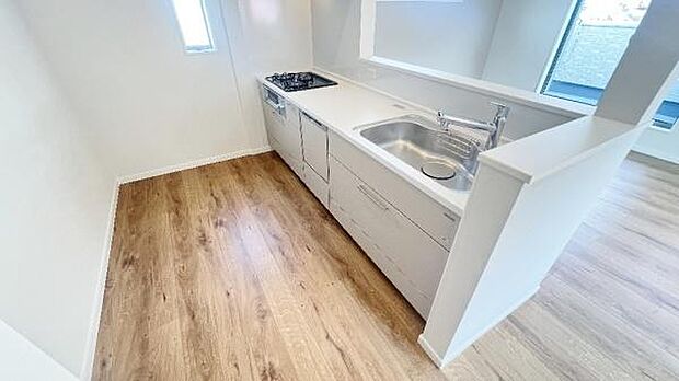 《システムキッチン》　■家族が集う楽しく親子の会話も弾むキッチン。明るく清潔で使い勝手のいいキッチンには、いつも家族の笑顔があふれています。