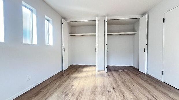 《洋室》　■収納もしっかりとれていて、陽当たりも良く明るい居室。