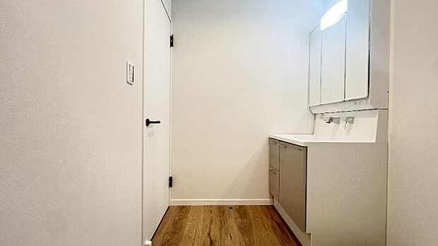 《洗面台》　■朝のバタバタした身支度を支えてくれる洗面所。