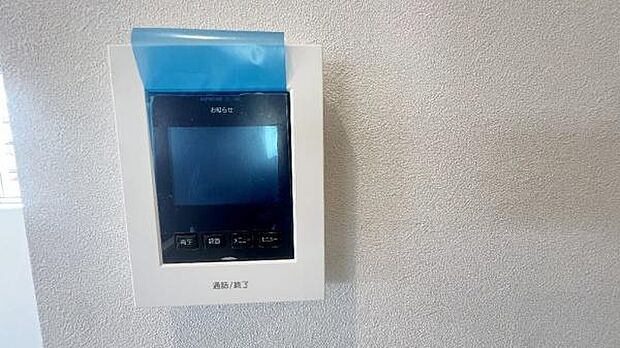 テレビモニター付きインターホンで相手の顔を確認できますので安心ですね。