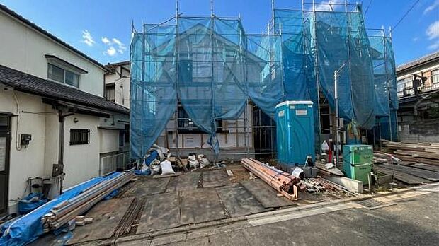 《前面道路》 ■前面道路が広く、開放的です。日当たりも良好です。