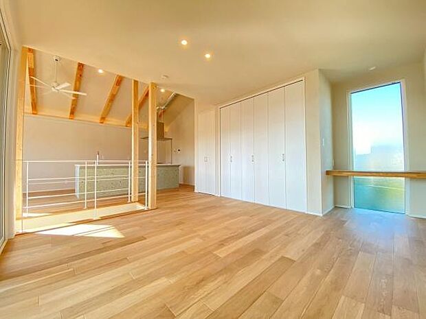 《リビングダイニング》 ■開放的で広いリビング。のびのびとくつろげるリビングは、家族のコミュニケーションの場として、みんなが集まる暖かな場所に。