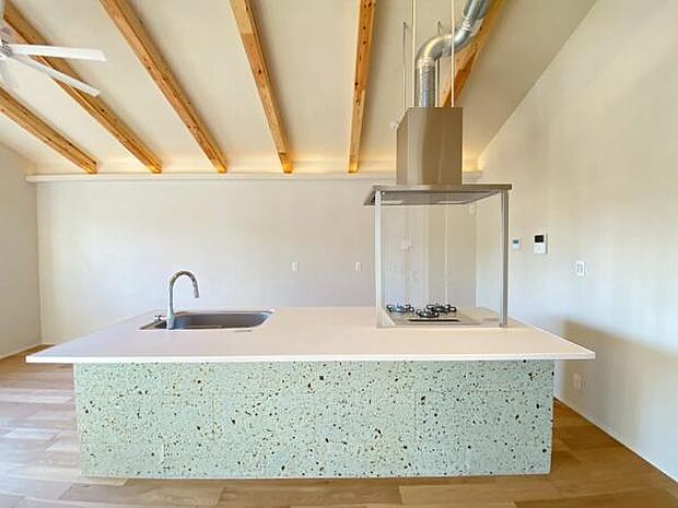 《システムキッチン》 ■お手入れしやすくきれいなキッチン。お料理の始めから後片付けまで楽しい時間になりそうです。