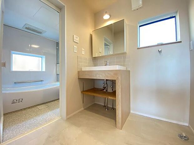 《洗面化粧台》 ■使いやすいシャープなデザインの洗面化粧台。