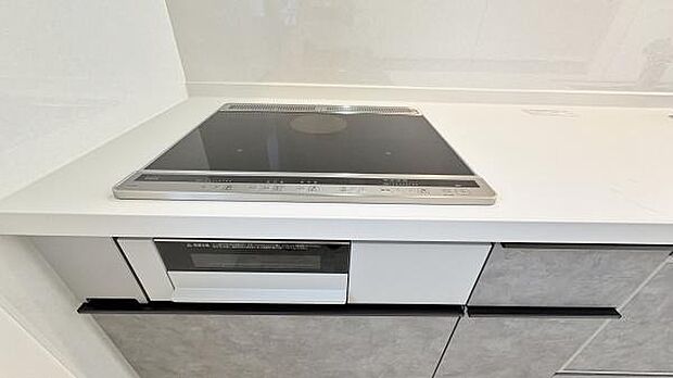 キッチンはIH対応の3口コンロを採用しておりますので、火災のリスクが低く揚げ物の温度管理が容易にできます。コンロ部分はフラットのため日々のお手入れや清掃が容易にできます。