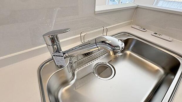 浄水器一体型の水栓。ワンタッチで切り替えができますので、キレイなお水を惜しみなく毎日のお料理や家事全般に使用していただけます。