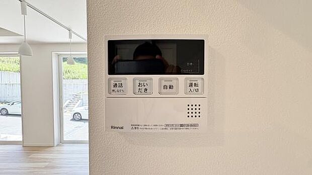 ワンタッチでご利用できる多機能給湯器のパネルリモコン!!操作性が良いのはもちろんタイマーなどの各機能を使いこなすことで毎日の家事作業の負担を軽減することもできます♪