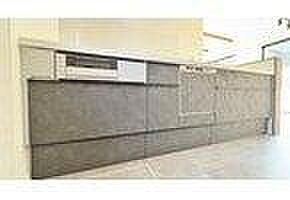 《システムキッチン》 家族が集う楽しく親子の会話も弾む対面キッチン。明るく清潔で使い勝手のいいキッチンには、いつも家族の笑顔があふれています。