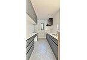 《キッチン》 使いやすい収納豊富なキッチンです。