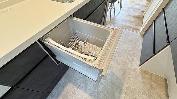 ビルトインのタイプの食器洗乾燥機を標準装備。家事の中でも苦手と言われる食器洗いを強力にサポートしてくれるばかりか、節水の面で家計にも優しい住宅設備です。