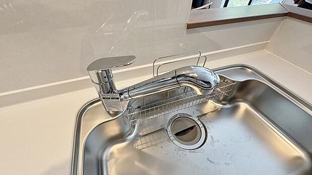 浄水器一体型の水栓。ワンタッチで切り替えができますので、キレイなお水を惜しみなく毎日のお料理や家事全般に使用していただけます。