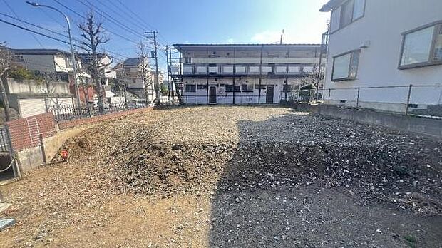 《前面道路》　■静かで落ち着いた雰囲気。