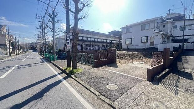 《前面道路》　■前面道路が広く、角地のため開放的です。