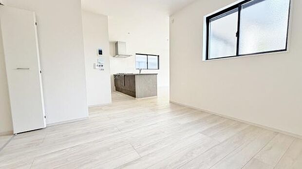 《リビングダイニング》　■家族が自然と集まって、思い思いにくつろぎ、遊び、語らう、やすらぎの空間。