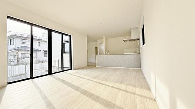 《リビングダイニング》　■家族が自然と集まって、思い思いにくつろぎ、遊び、語らう、やすらぎの空間。