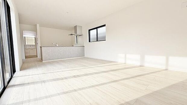 《リビングダイニング》　■大画面ＴＶも余裕、インテリアプランが考えやすいワイドなリビング。家族がしぜんに集まる広さ、お子様が思わず走り出す大空間。