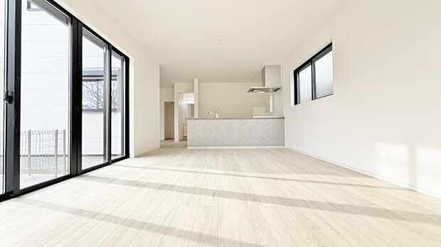 《リビングダイニング》　■開放的で広いリビング。のびのびとくつろげるリビングは、家族のコミュニケーションの場として、みんなが集まる憩いの場所に。