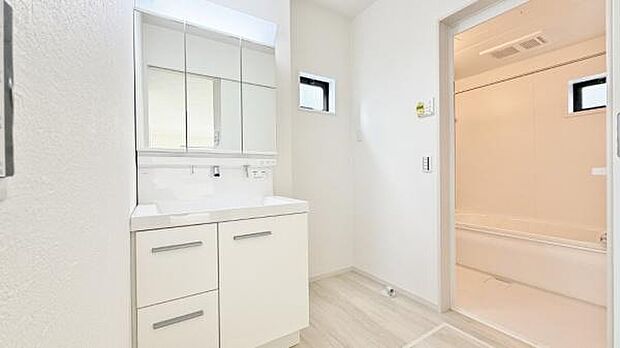 《洗面化粧台》　■使いやすいシャープなデザインの洗面化粧台。