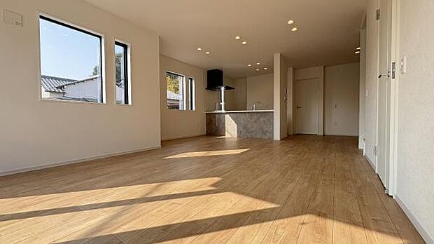 《リビングダイニング》　■開放的で広いリビング。のびのびとくつろげるリビングは、家族のコミュニケーションの場として、みんなが集まる憩いの場所に。