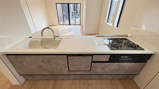 《システムキッチン》　家族が集う楽しく親子の会話も弾む対面キッチン。明るく清潔で使い勝手のいいキッチンには、いつも家族の笑顔があふれています。