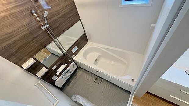 《浴室》　バスルームは一日の疲れを癒す居心地の良い空間です。