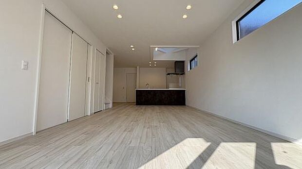 《リビングダイニング》 ■開放的で広いリビング。のびのびとくつろげるリビングは、家族のコミュニケーションの場として、みんなが集まる憩いの場所に。