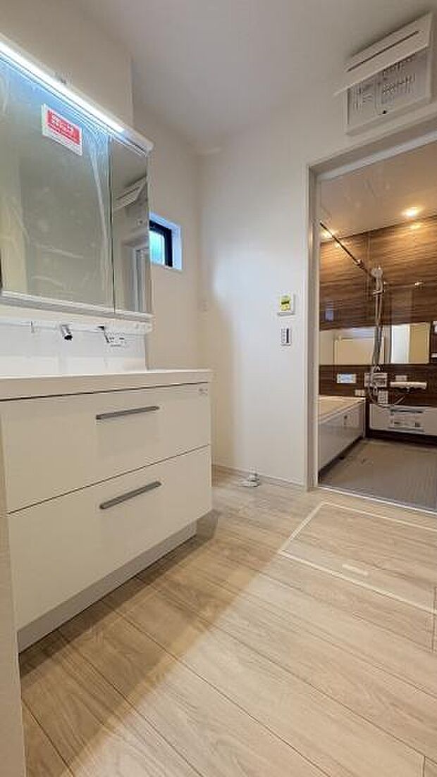 《洗面化粧台》 ■使いやすいシャープなデザインの洗面化粧台。