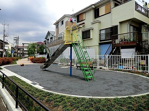 和泉町公園まで903m、「ちょっと休憩」にちょうどいい、小さな公園