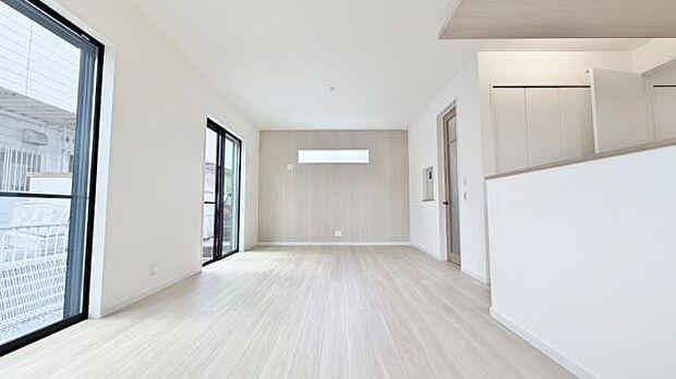 《リビングダイニング》 ■ご家族でゆったりとした時間を過ごす場所です。