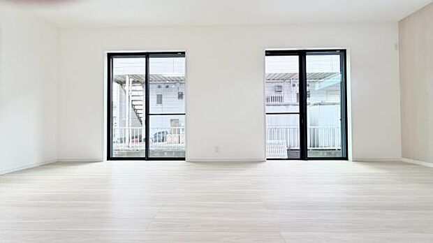 《リビングダイニング》 ■家族が自然と集まって、思い思いにくつろぎ、遊び、語らう、やすらぎの空間。